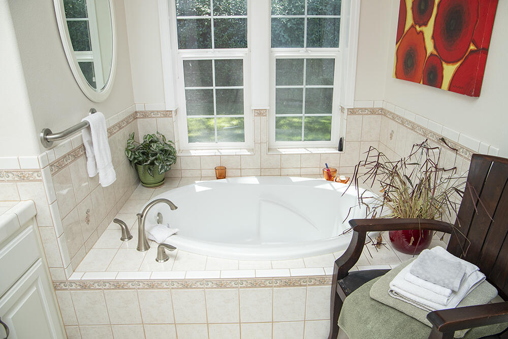 375 Oak Ranch Road Grants Pass, OR 97526 - Photo 15 of 57 a bath tub sitting next to a window