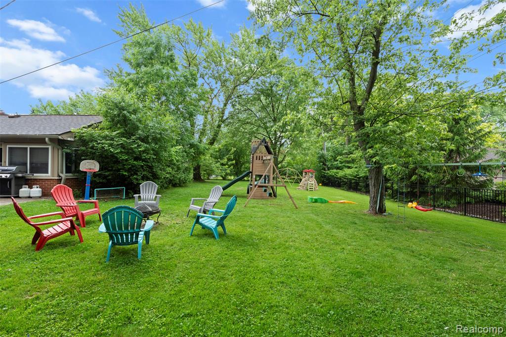 28317 New Castle Road Farmington Hills, MI 48331 - Photo 22 of 23
