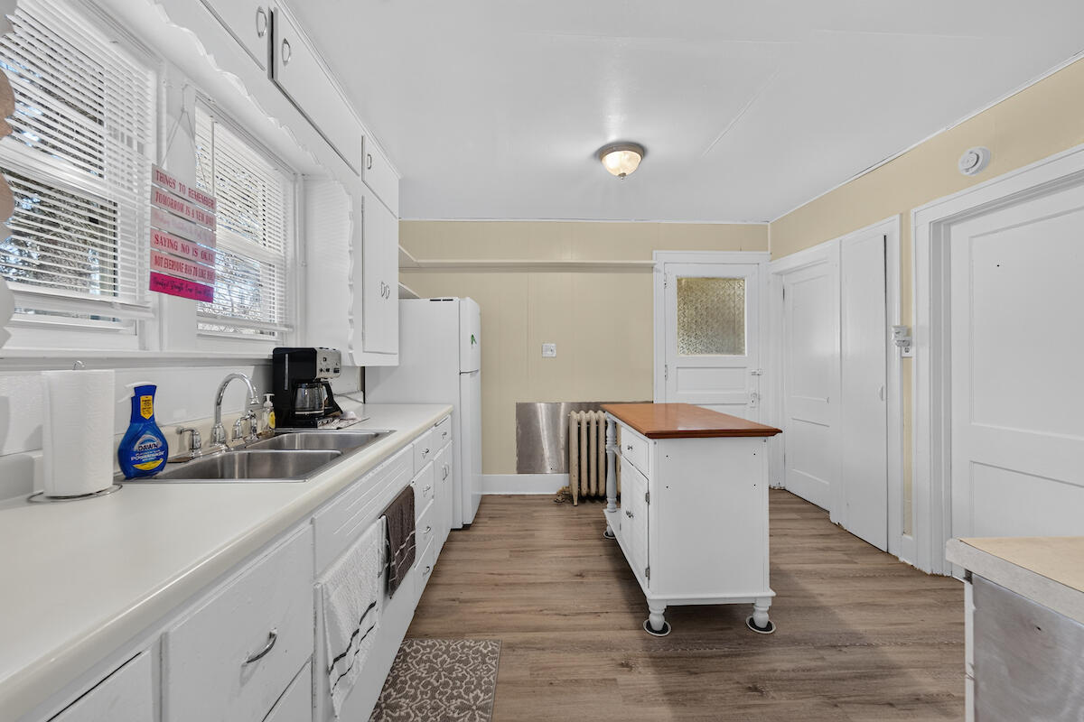 6522 28th Avenue Kenosha, WI 53143 - Photo 4 of 27 Lower Kitchen