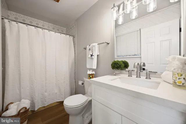 a view of a livingroom with furniture and a ceiling fan