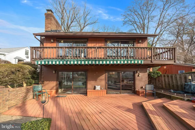 an aerial view of a house with outdoor space and lake view