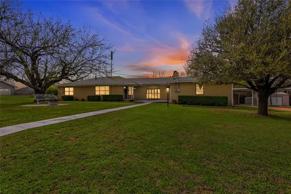 $385,000 | 1106 Central Avenue, Bowie, TX 76230