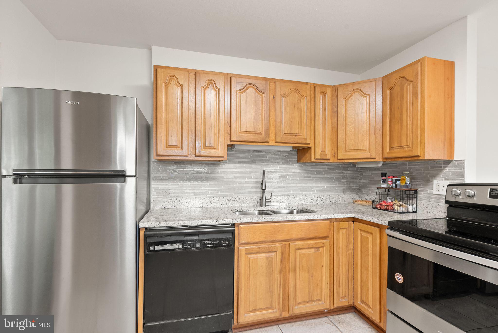 514 West Nettle Tree Road Sterling, VA 20164 - Photo 14 of 49 Stove (2023), refrigerator (2025)