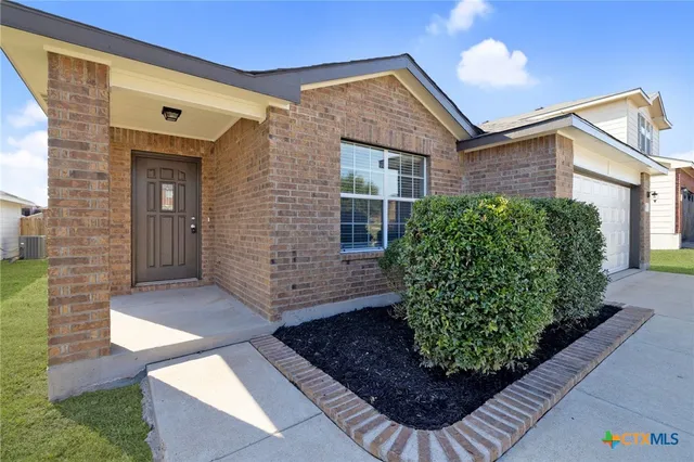 a view of a back yard of the house