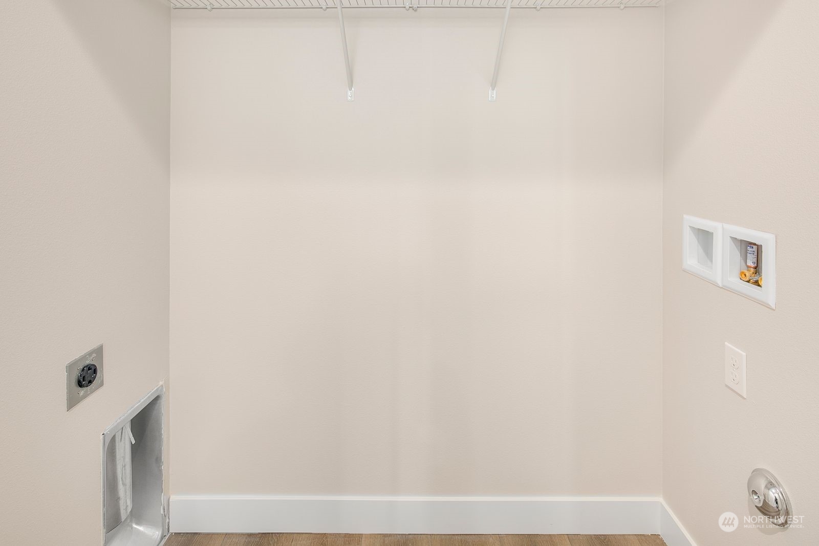 210 16th Avenue South Seattle, WA 98144 - Photo 13 of 17 a bathroom with a bathtub