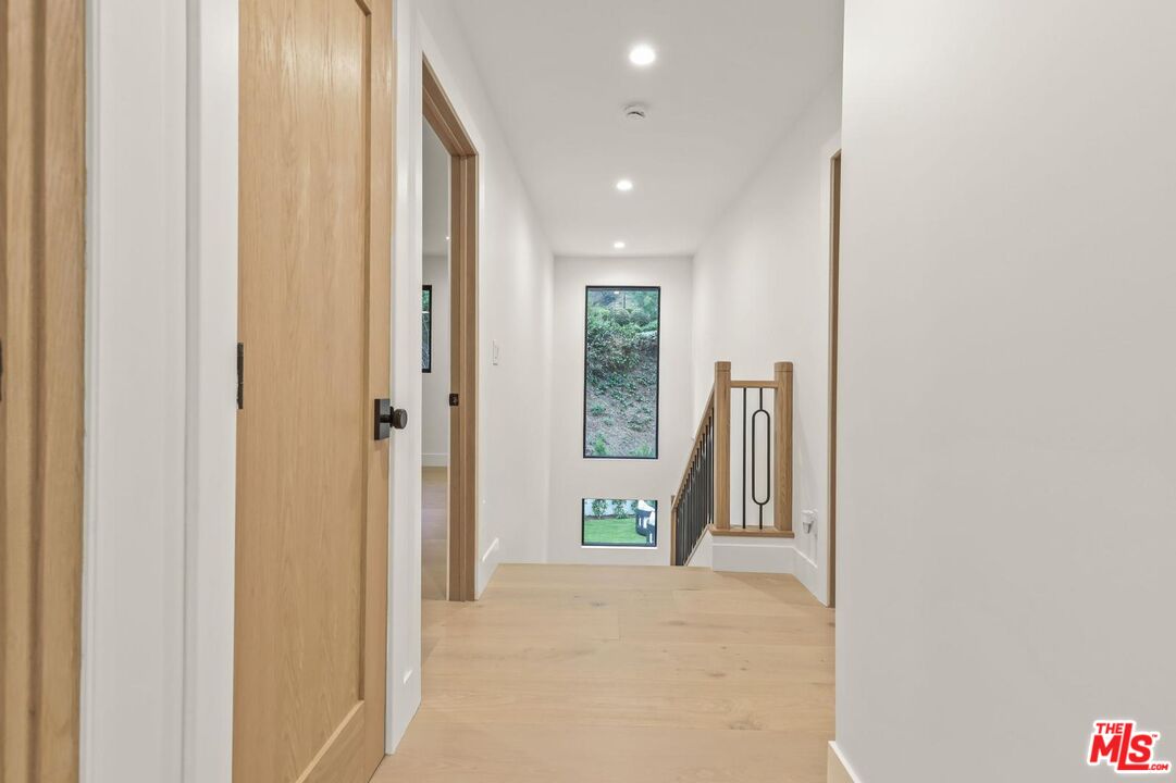 1902 Roscomare Road Los Angeles, CA 90077 - Photo 29 of 65
