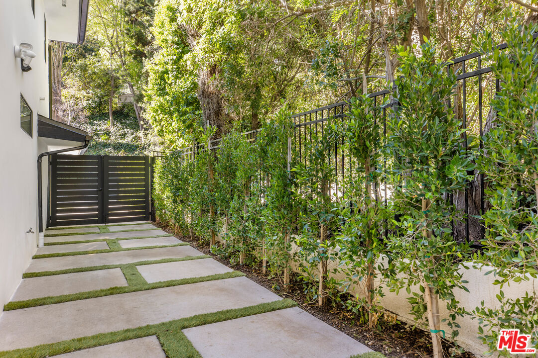 1902 Roscomare Road Los Angeles, CA 90077 - Photo 55 of 65