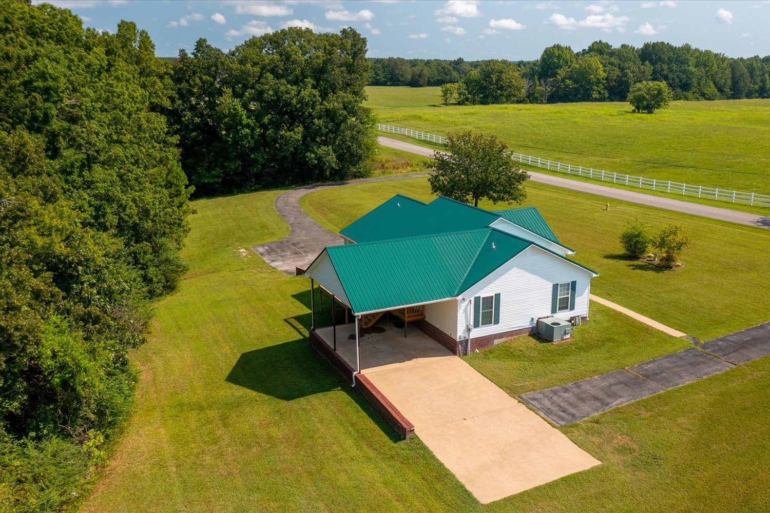 535 Darbytown Road Hohenwald, TN 38462 - Photo 11 of 45 a view of a swimming pool with an ocean view