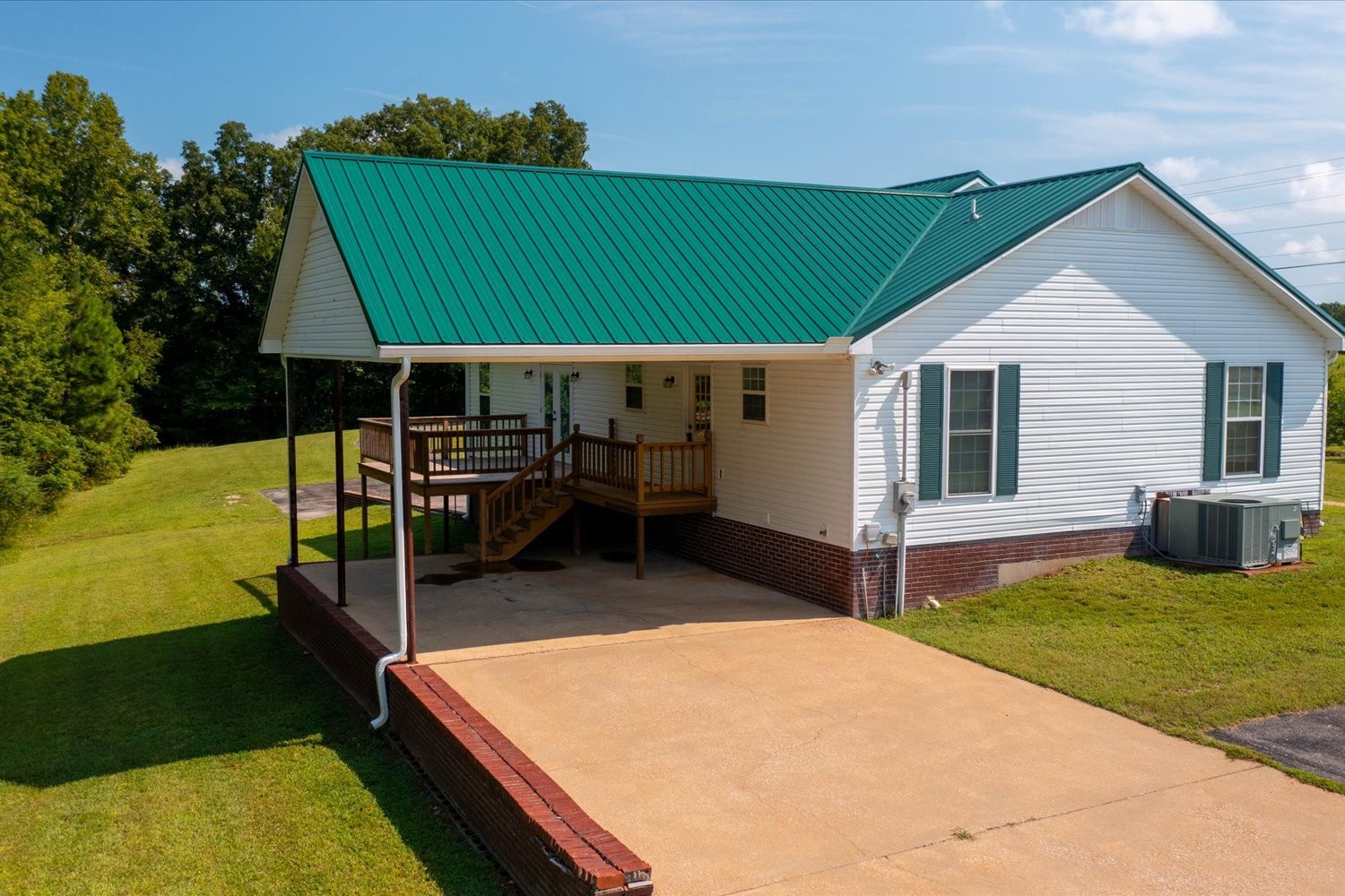 535 Darbytown Road Hohenwald, TN 38462 - Photo 12 of 45 a view of a backyard with a sitting area