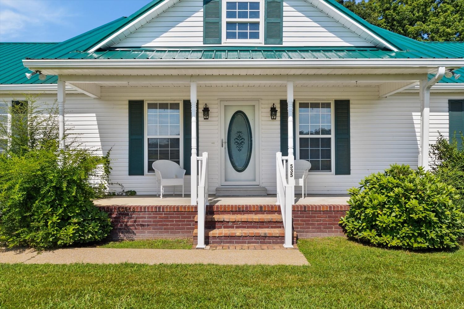 535 Darbytown Road Hohenwald, TN 38462 - Photo 2 of 45 a front view of a house with garden