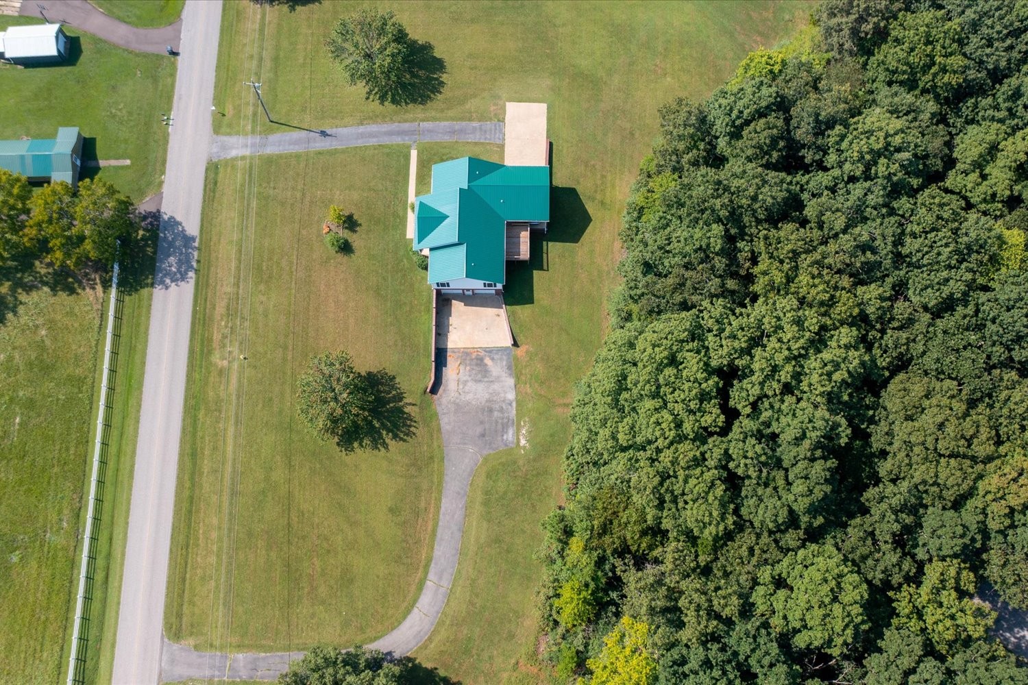 535 Darbytown Road Hohenwald, TN 38462 - Photo 37 of 45 a view of a balcony