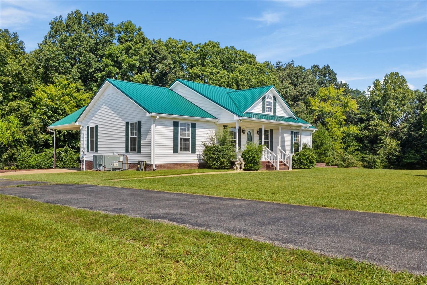 535 Darbytown Road Hohenwald, TN 38462 - Photo 4 of 45 a front view of a house with a yard and trees