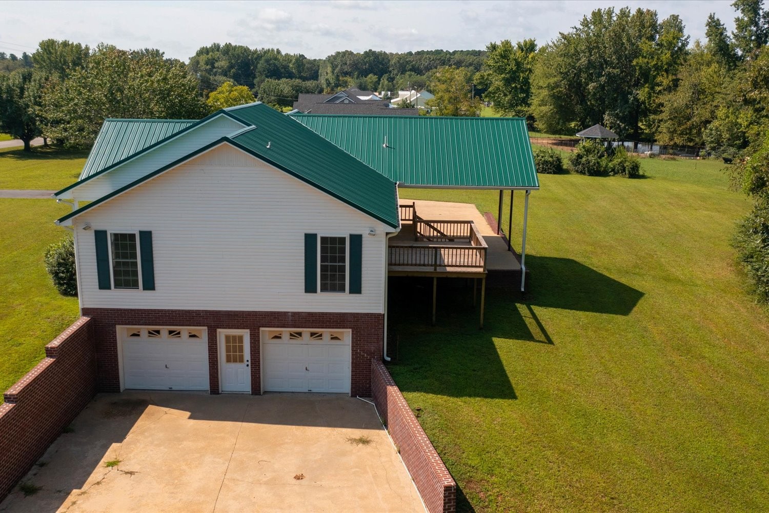 535 Darbytown Road Hohenwald, TN 38462 - Photo 9 of 45 a view of a house with pool and a yard