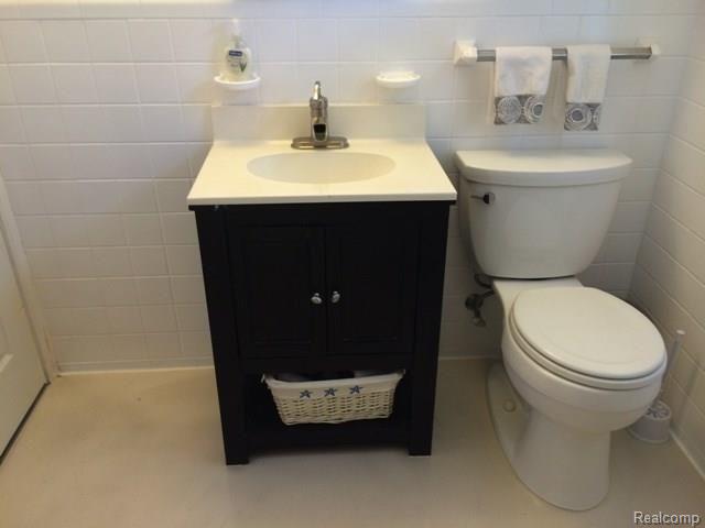 352 Ridgemont Road Grosse Pointe, MI 48236 - Photo 15 of 20 bath.jpg