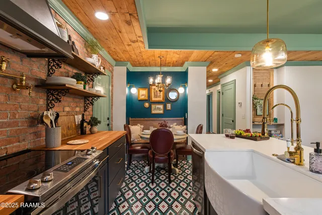 $839,500 | 103 South Southlawn Drive, Lafayette, LA 70503