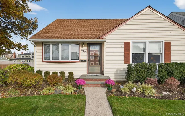 $750,000 | 58 Virginia Avenue, Plainview, NY 11803