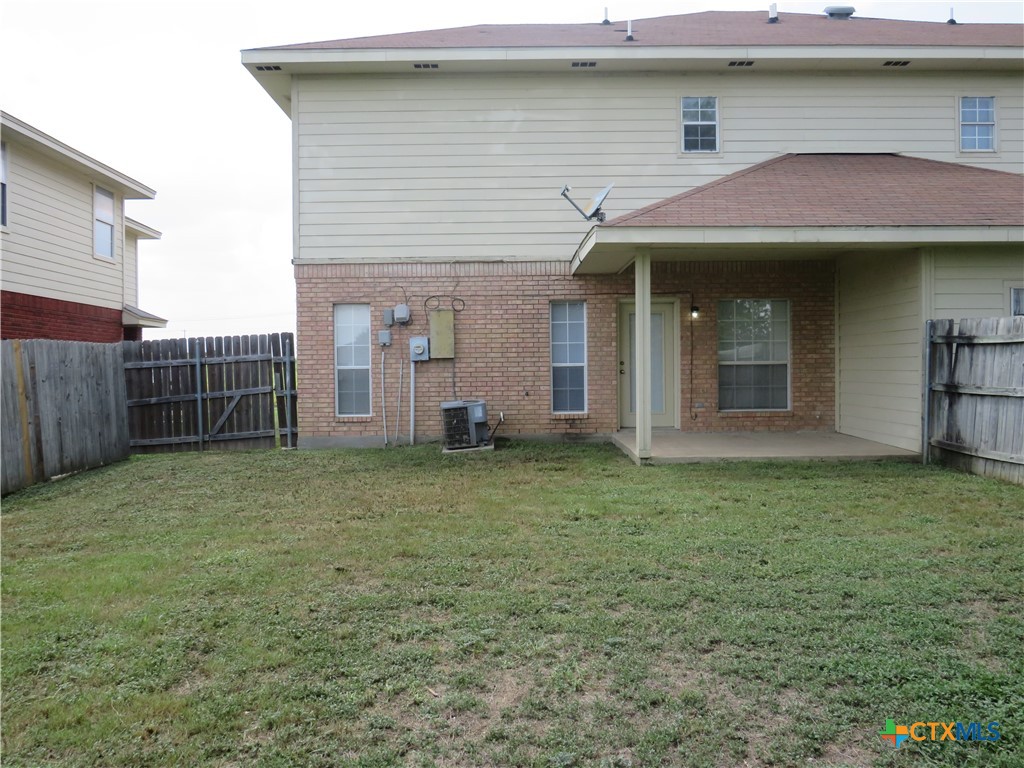 5804 Hamza Circle Killeen, TX 76542 - Photo 3 of 18 a front view of a house with garden