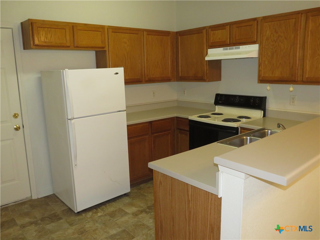 5804 Hamza Circle Killeen, TX 76542 - Photo 6 of 18 a utility room with dryer and washer