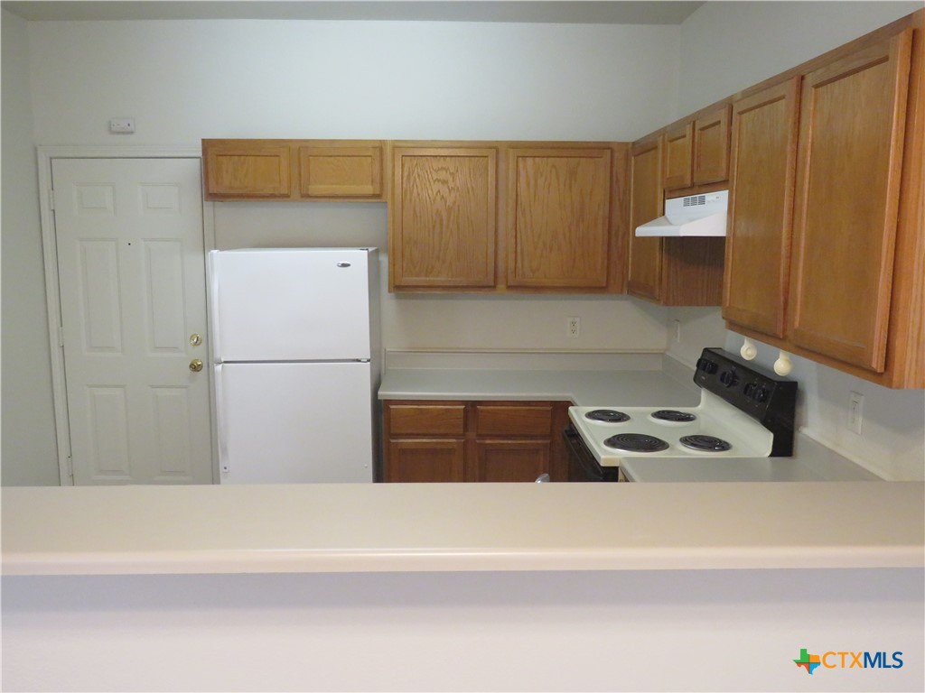 5804 Hamza Circle Killeen, TX 76542 - Photo 8 of 18 a bathroom with a bathtub and a sink