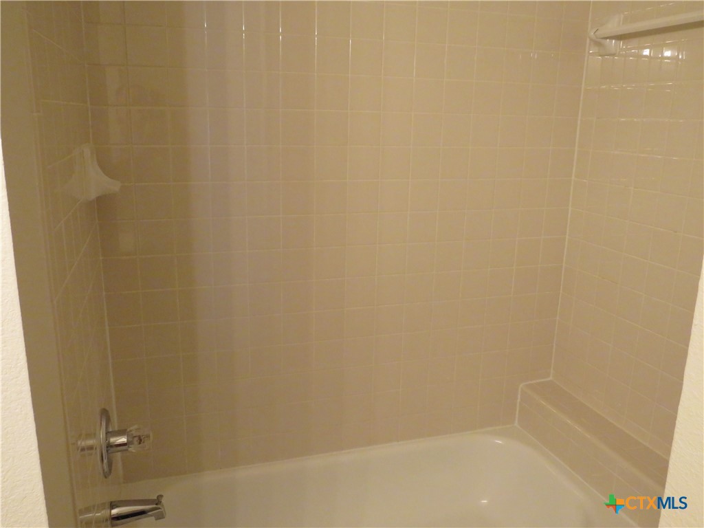 5804 Hamza Circle Killeen, TX 76542 - Photo 10 of 18 a bathroom with a bathtub