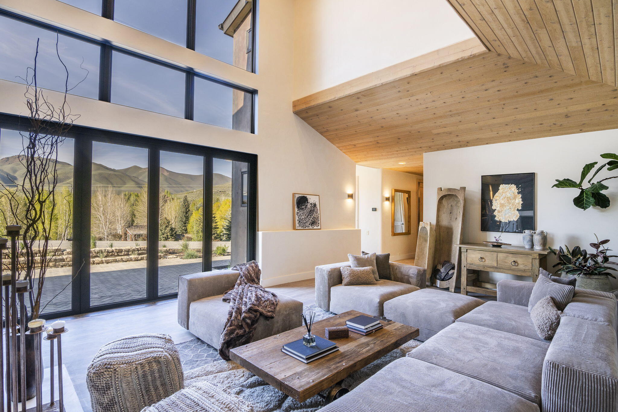 316 Juniper Road Sun Valley, ID 83353 - Photo 3 of 43 Living Room