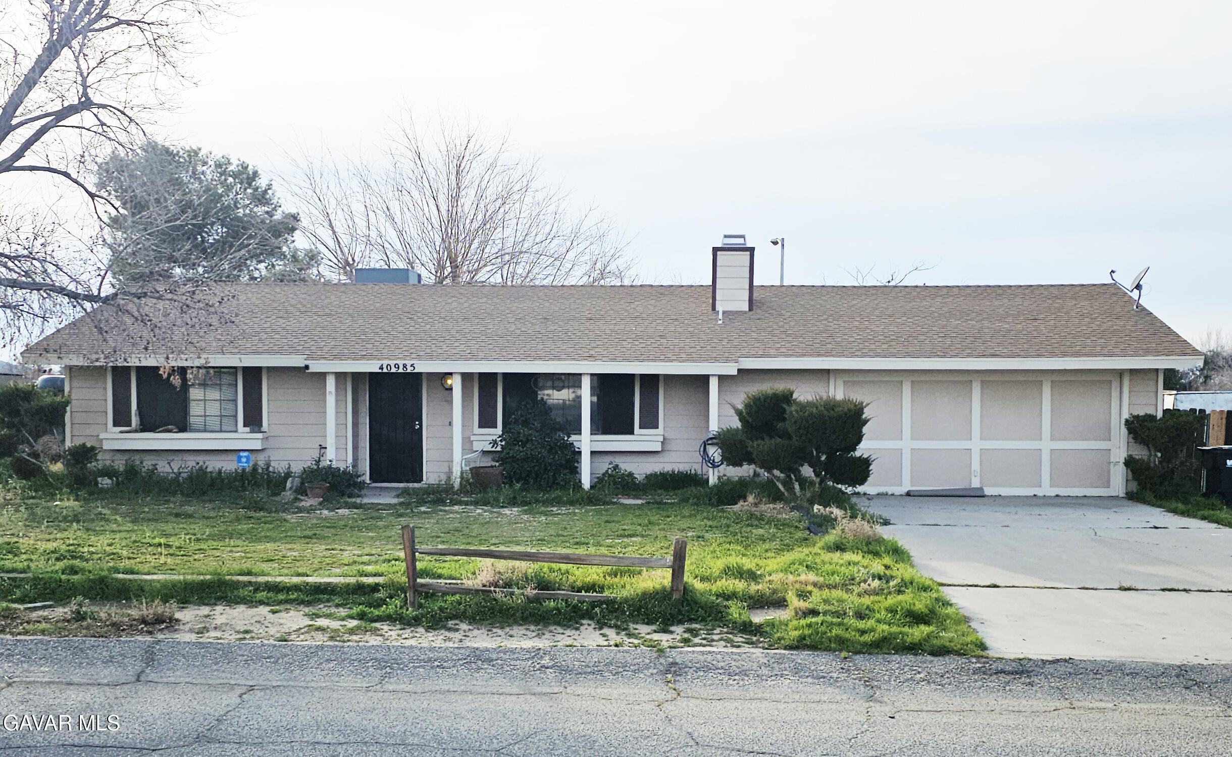 40985 174th Street East Lancaster, CA 93535 - Photo 9 of 33 a front view of a house with a garden