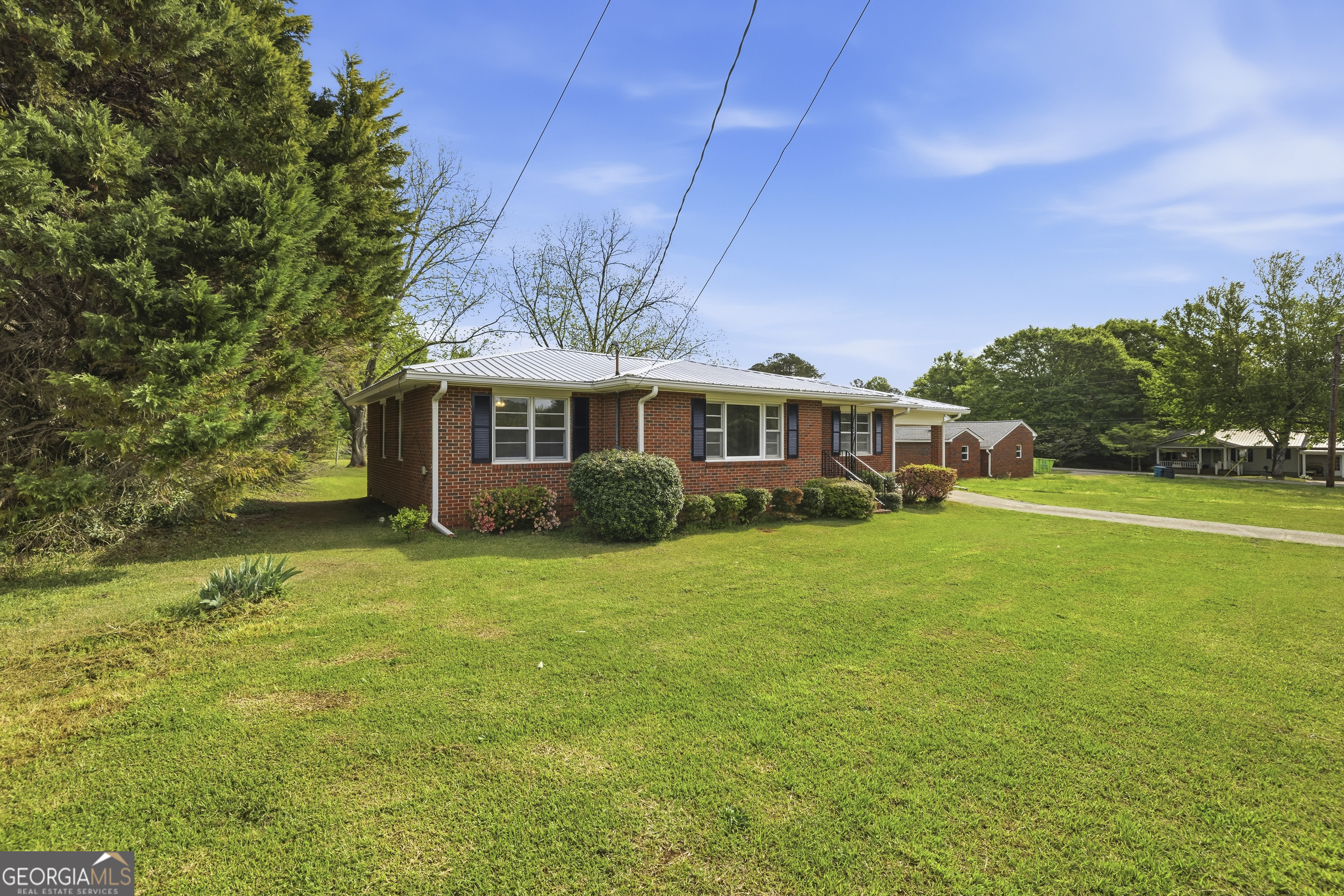 93 Carlton Avenue Union Point, GA 30669 - Photo 2 of 44