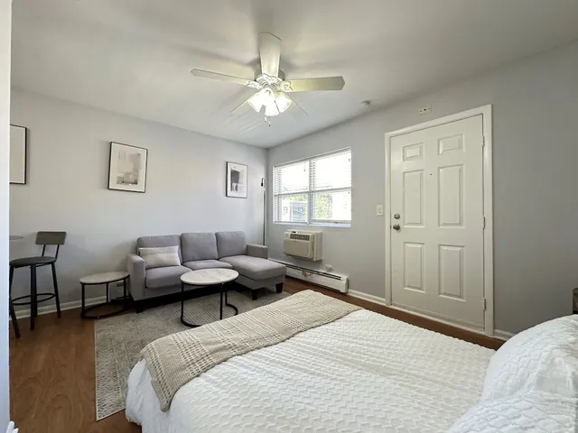 $1,150 | 4616 North Beacon Street, Unit 3H, Chicago, IL 60640