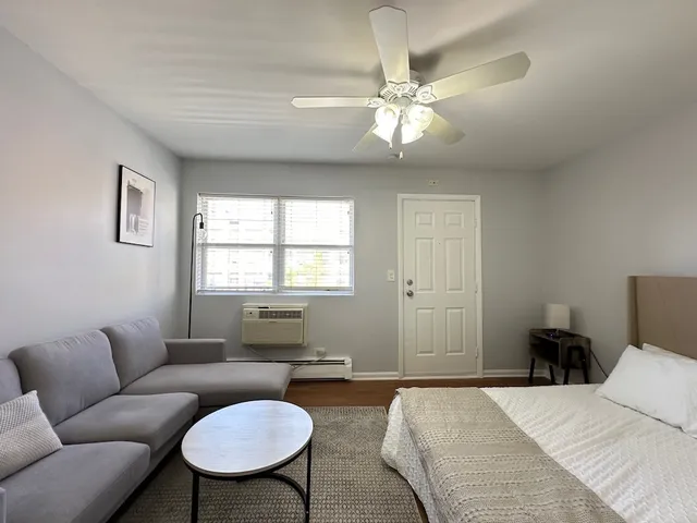 $1,150 | 4616 North Beacon Street, Unit 3H, Chicago, IL 60640