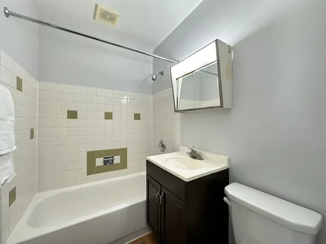 $1,150 | 4616 North Beacon Street, Unit 3H, Chicago, IL 60640