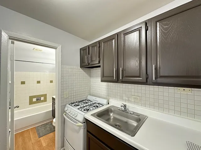 $1,150 | 4616 North Beacon Street, Unit 3H, Chicago, IL 60640
