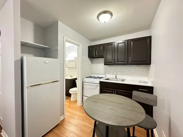 $1,150 | 4616 North Beacon Street, Unit 3H, Chicago, IL 60640