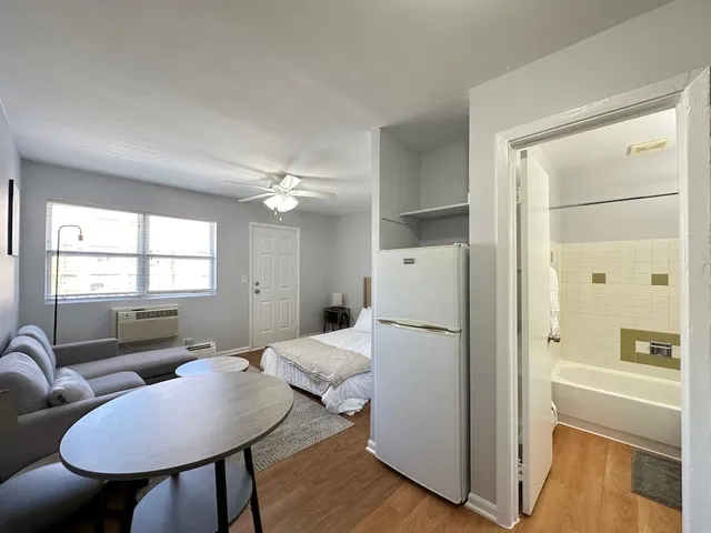 $1,150 | 4616 North Beacon Street, Unit 3H, Chicago, IL 60640