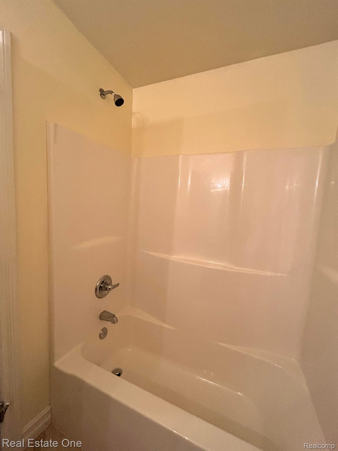 8348 North Genesee Road Mount Morris, MI 48458 - Photo 17 of 38 Main Bathroom