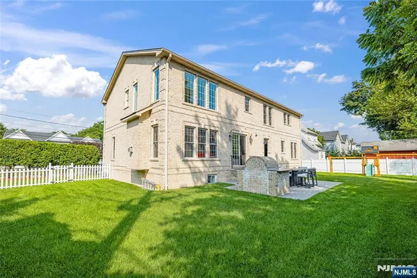 $2,195,000 | 4 Holland Avenue, Demarest, NJ 07627