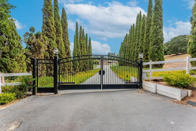 $1,599,999 | 475 Brown Road, San Juan Bautista, CA 95045