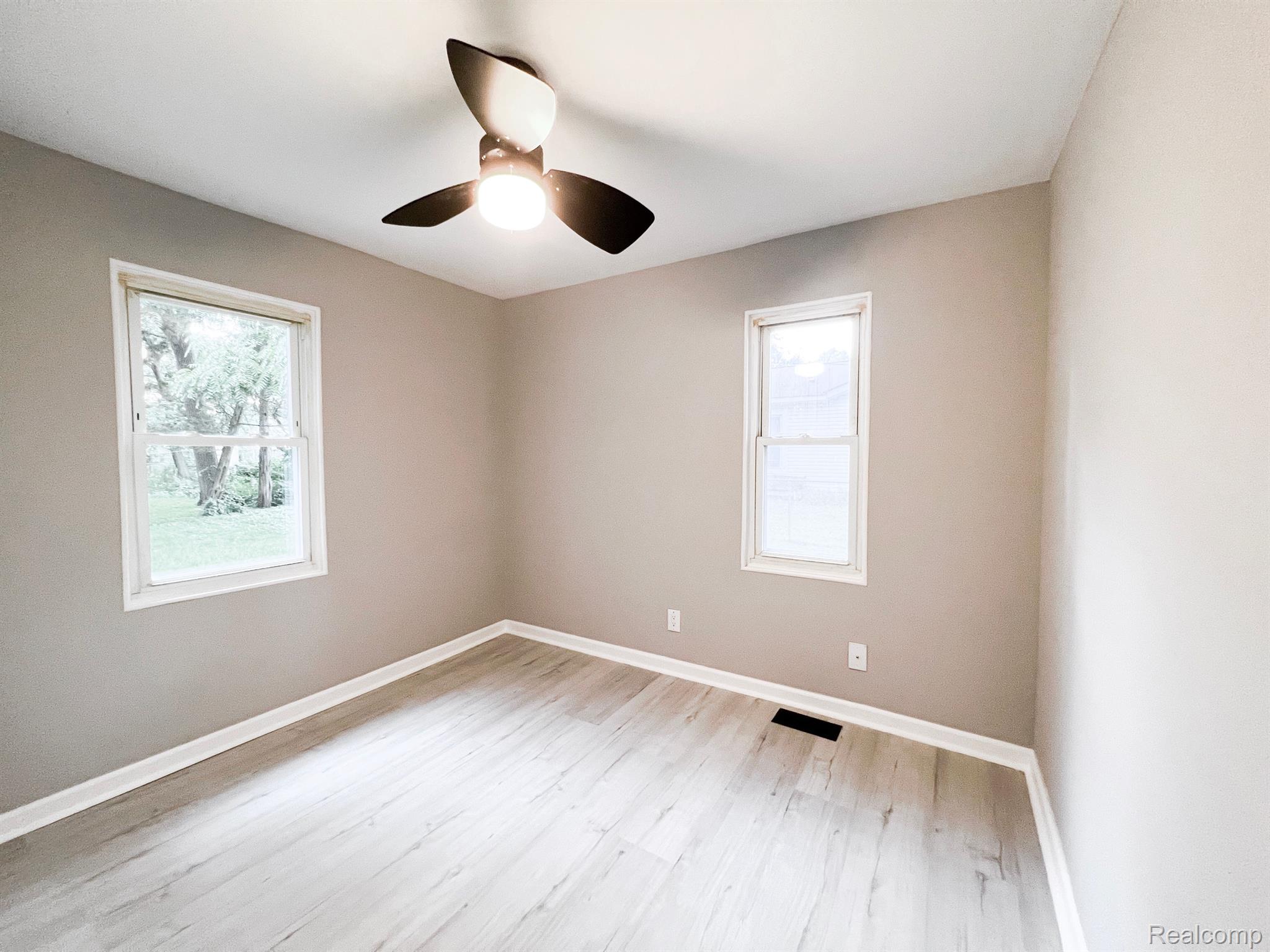196 Crescent Road Waterford, MI 48327 - Photo 14 of 21 Gallery Image 14