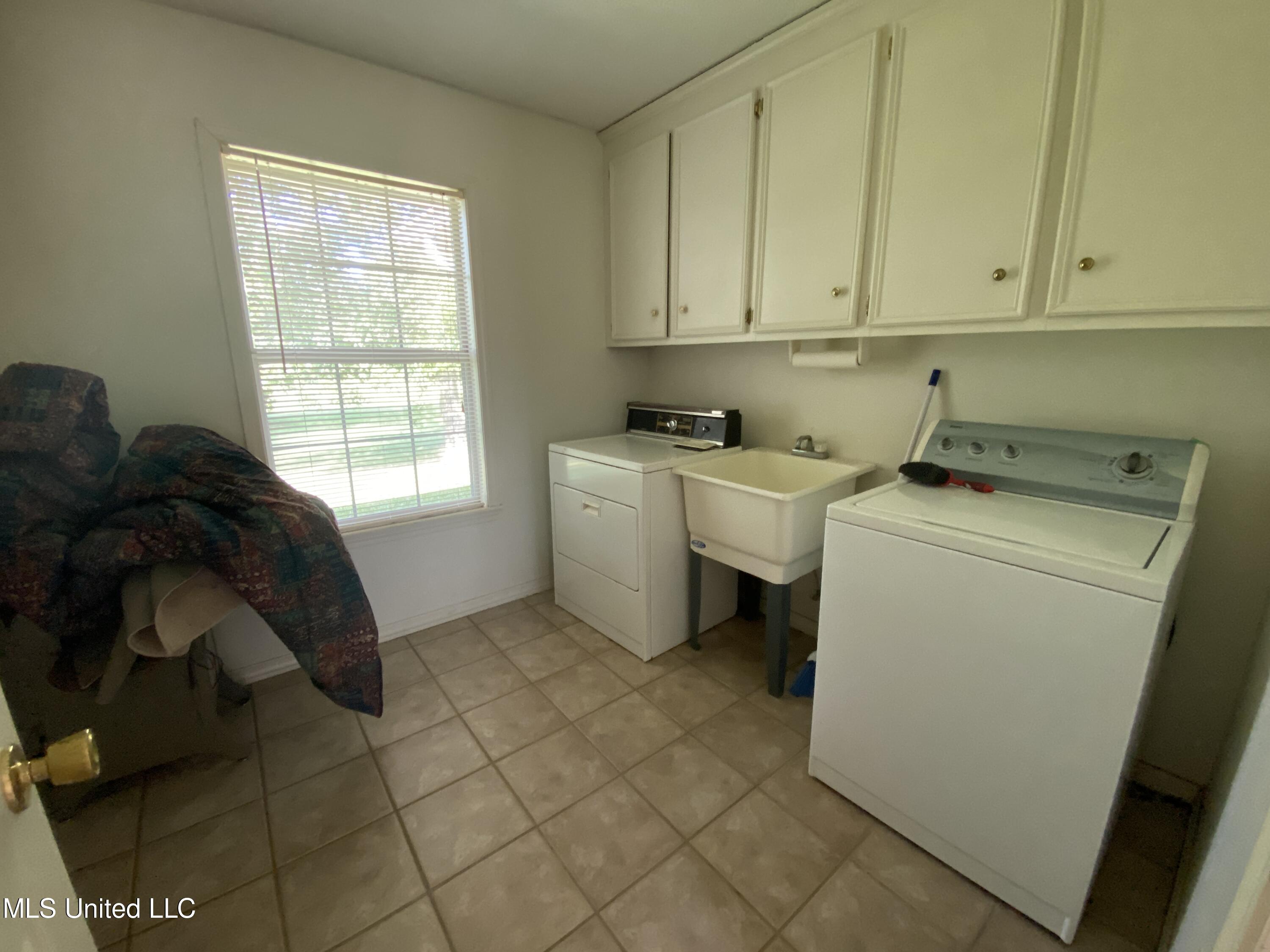 622 Concord Road Pelahatchie, MS 39145 - Photo 12 of 50 622 Concord laundry room 2