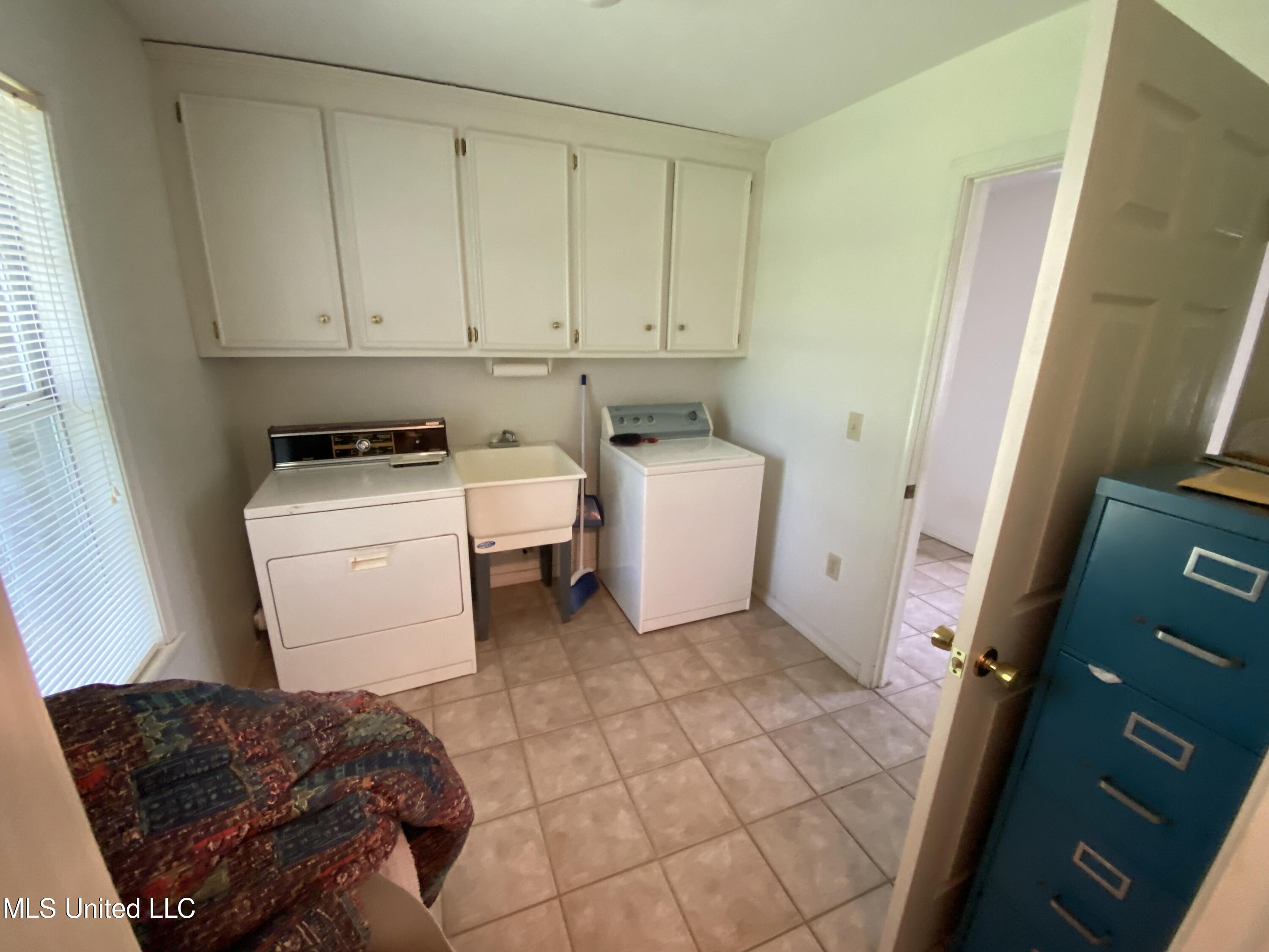 622 Concord Road Pelahatchie, MS 39145 - Photo 13 of 50 622 Concord laundry view 2