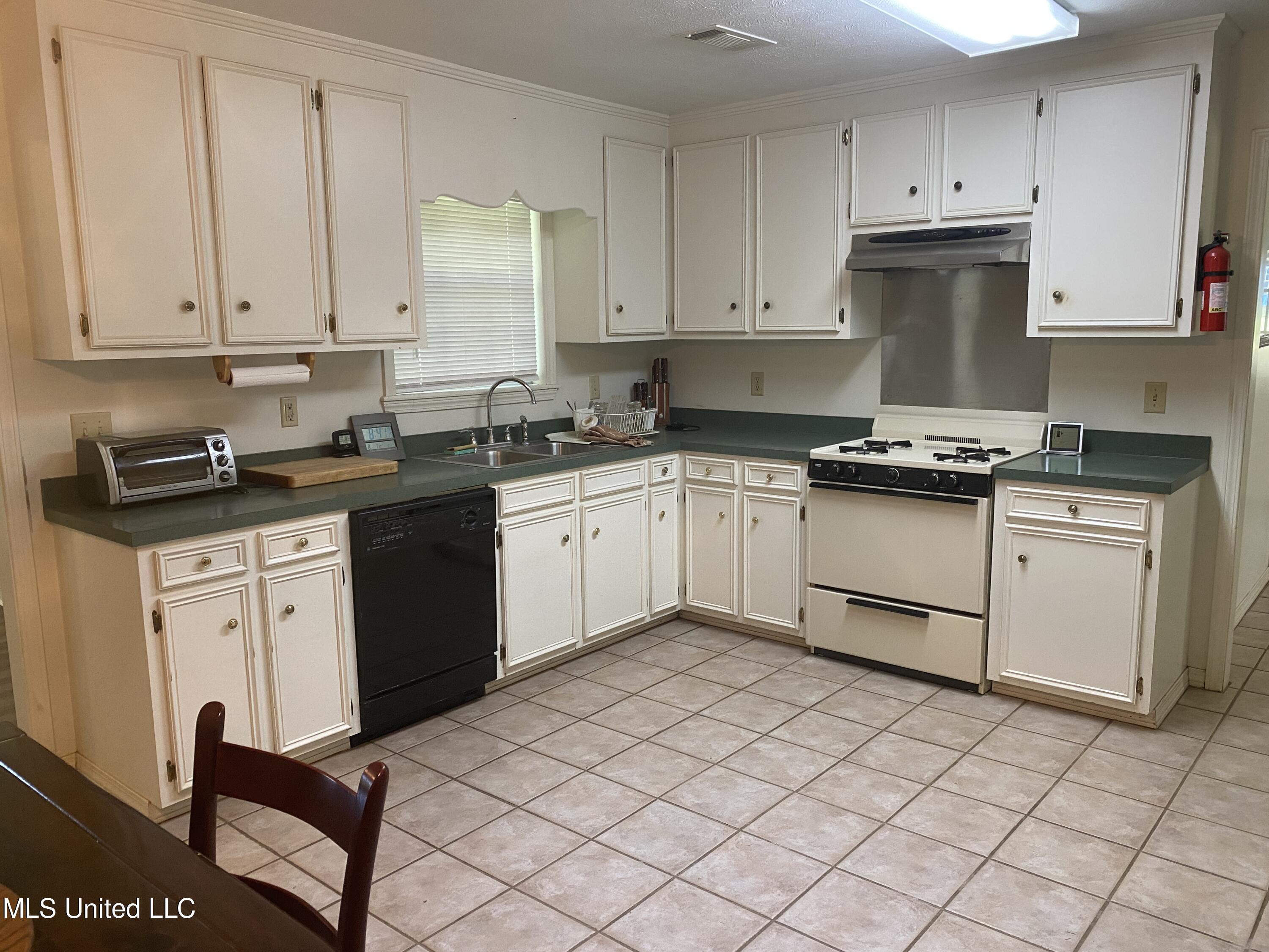 622 Concord Road Pelahatchie, MS 39145 - Photo 15 of 50 622 Concord kitchen 5