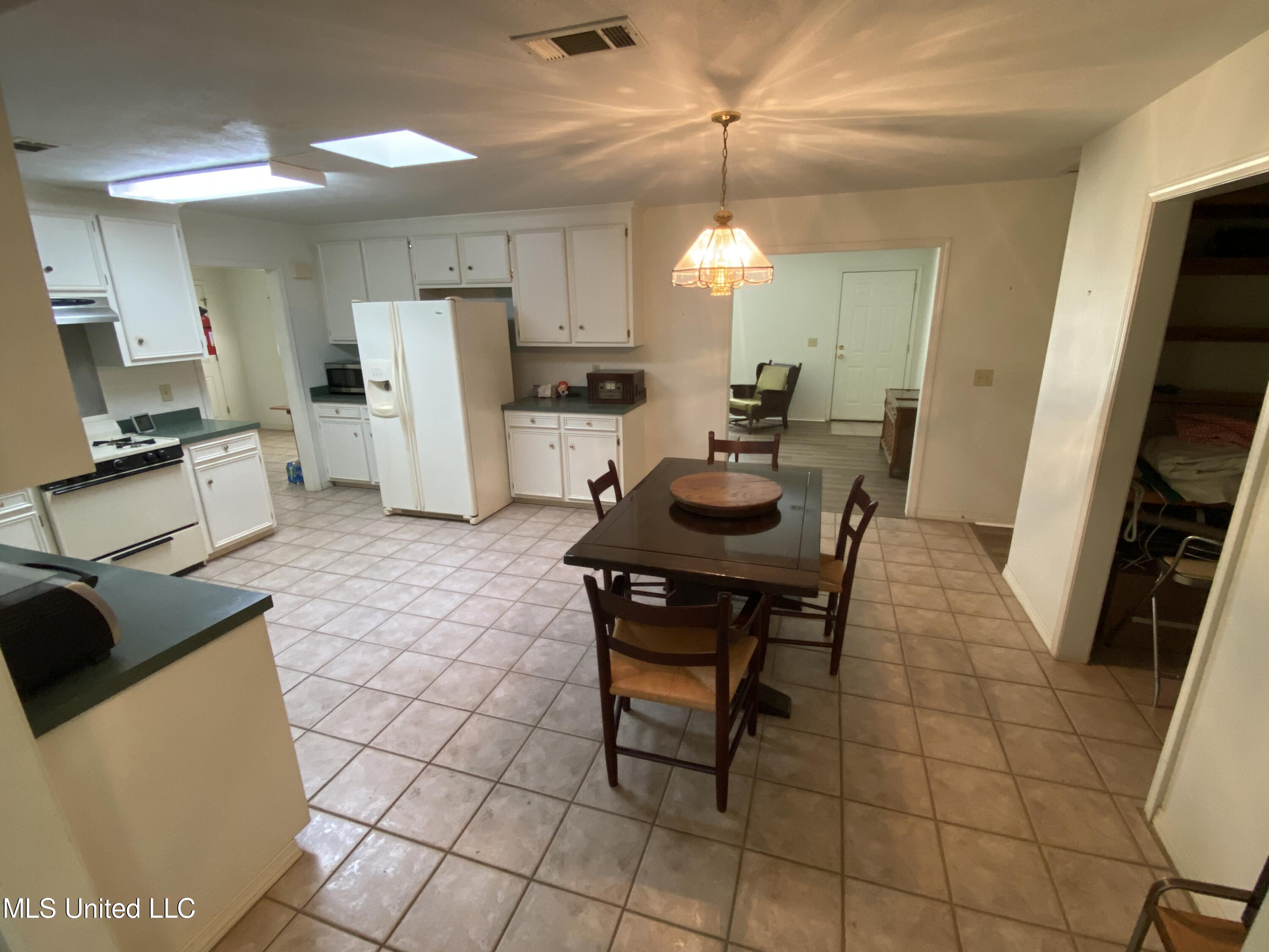 622 Concord Road Pelahatchie, MS 39145 - Photo 18 of 50 622 Concord kitchen pantry better shotJP