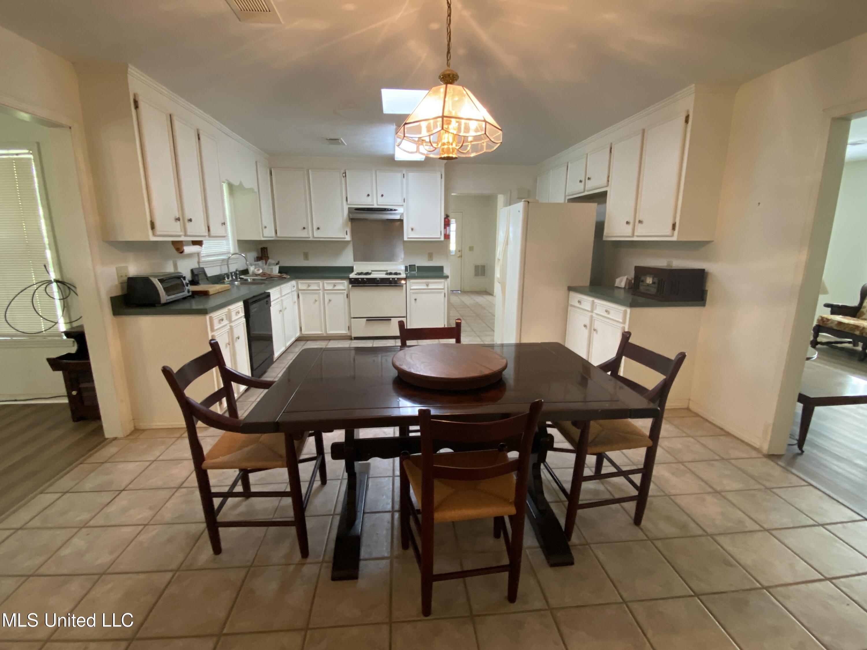 622 Concord Road Pelahatchie, MS 39145 - Photo 20 of 50 622 Concord kitchen 4