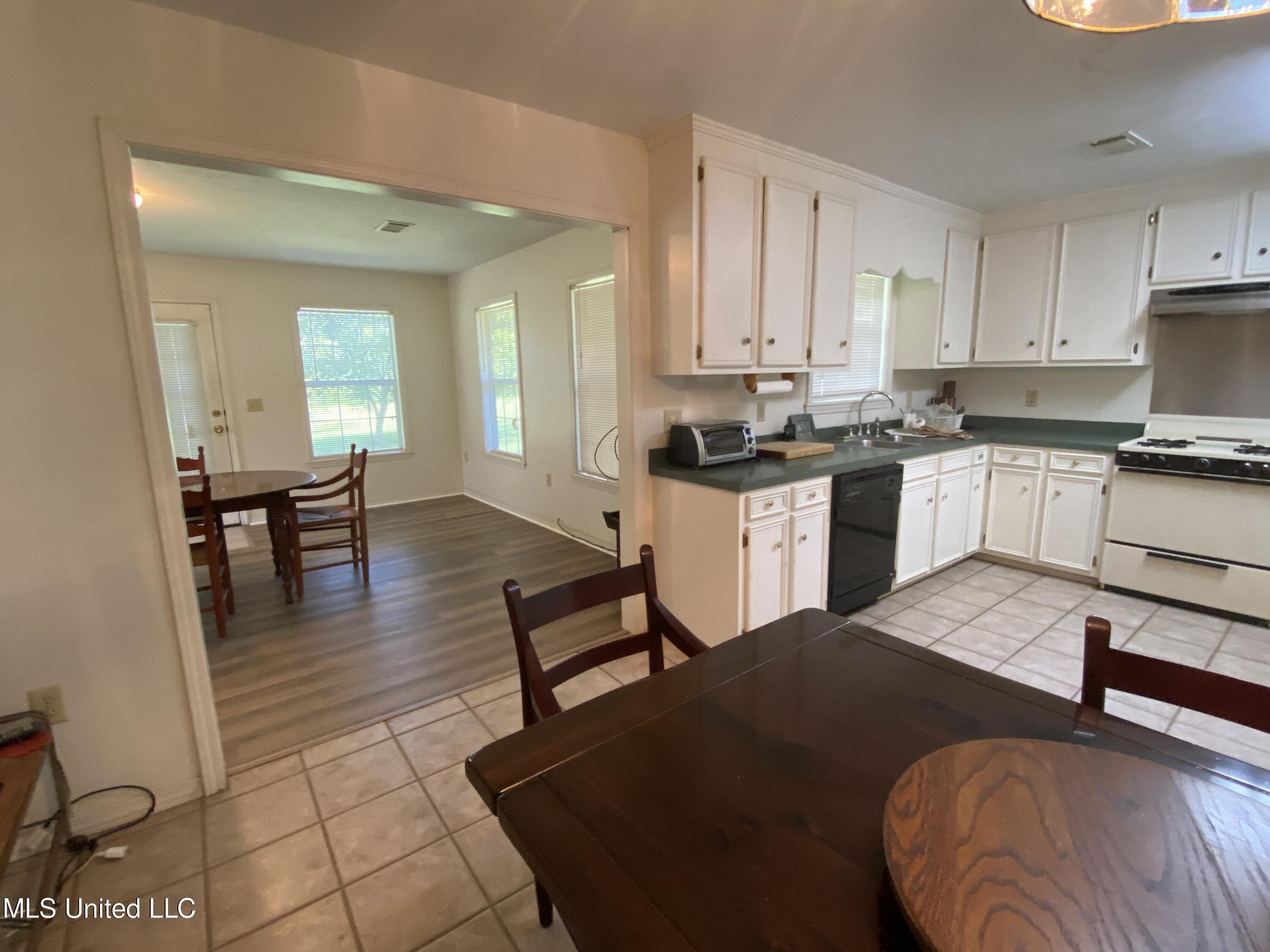 622 Concord Road Pelahatchie, MS 39145 - Photo 21 of 50 622 Concord kitchen to sunroomJPG