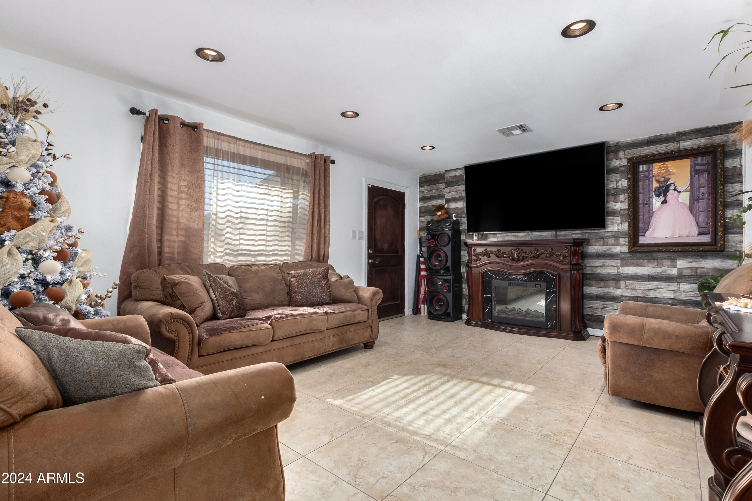 926 West Piedmont Road Phoenix, AZ 85041 - Photo 5 of 15 1000109279