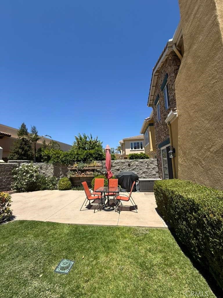 2931 Esperanza Way, Unit B Simi Valley, CA 93063 - Photo 32 of 49 a view of a swimming pool with chairs