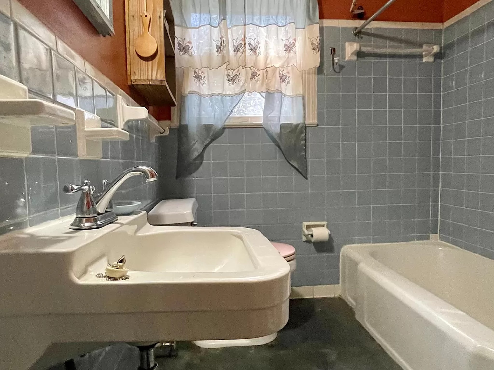 4104 Ridgelea Drive Austin, TX 78731 - Photo 13 of 16 Bathroom