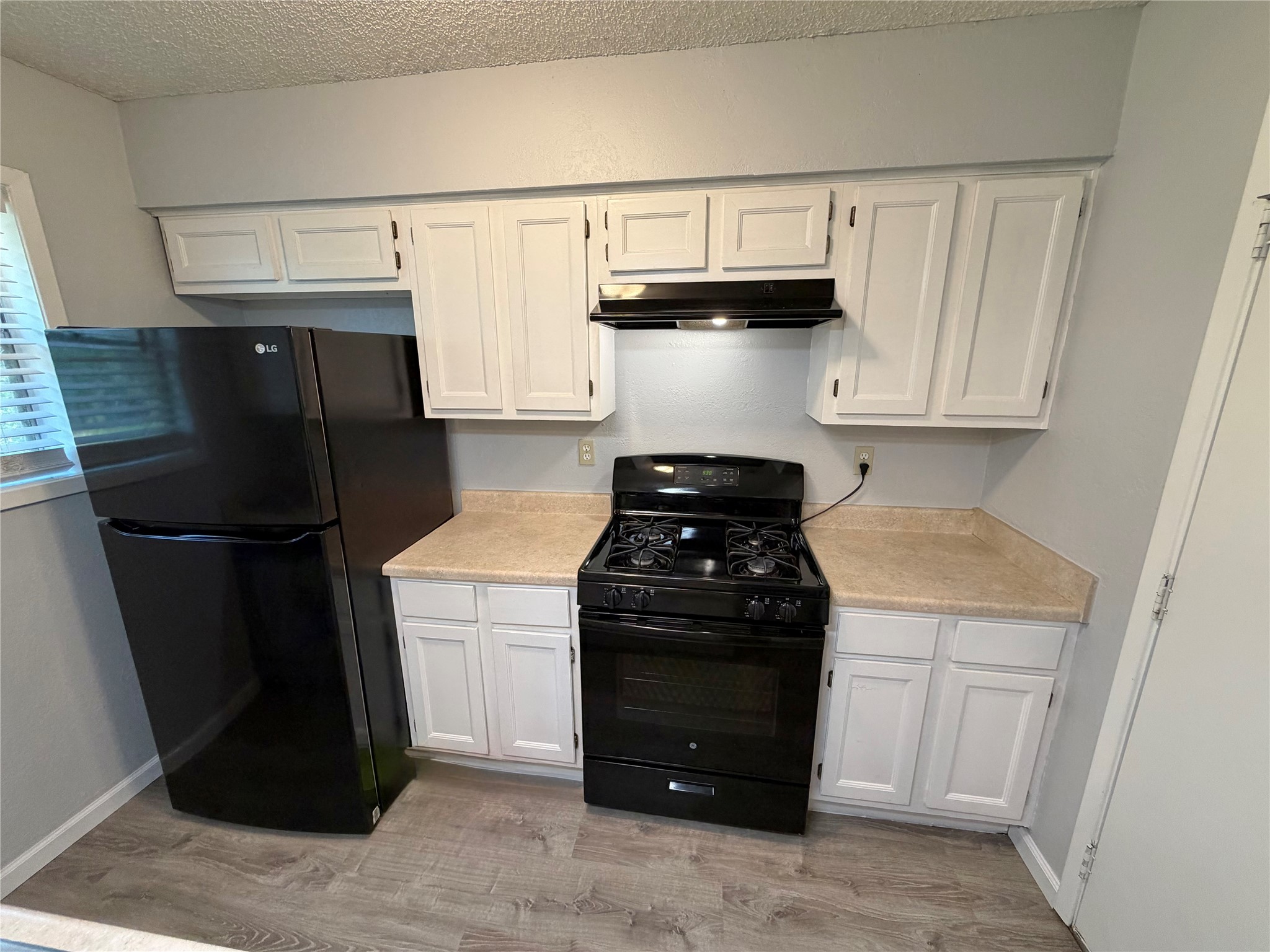 725 East Plum Street Angleton, TX 77515 - Photo 8 of 17