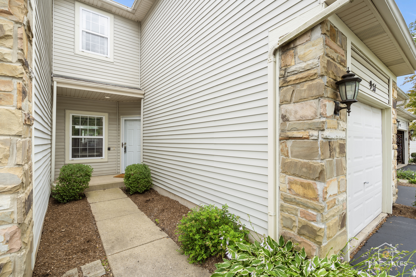 951 Viewpoint Drive, Unit 951 Lake In The Hills, IL 60156 - Photo 3 of 21