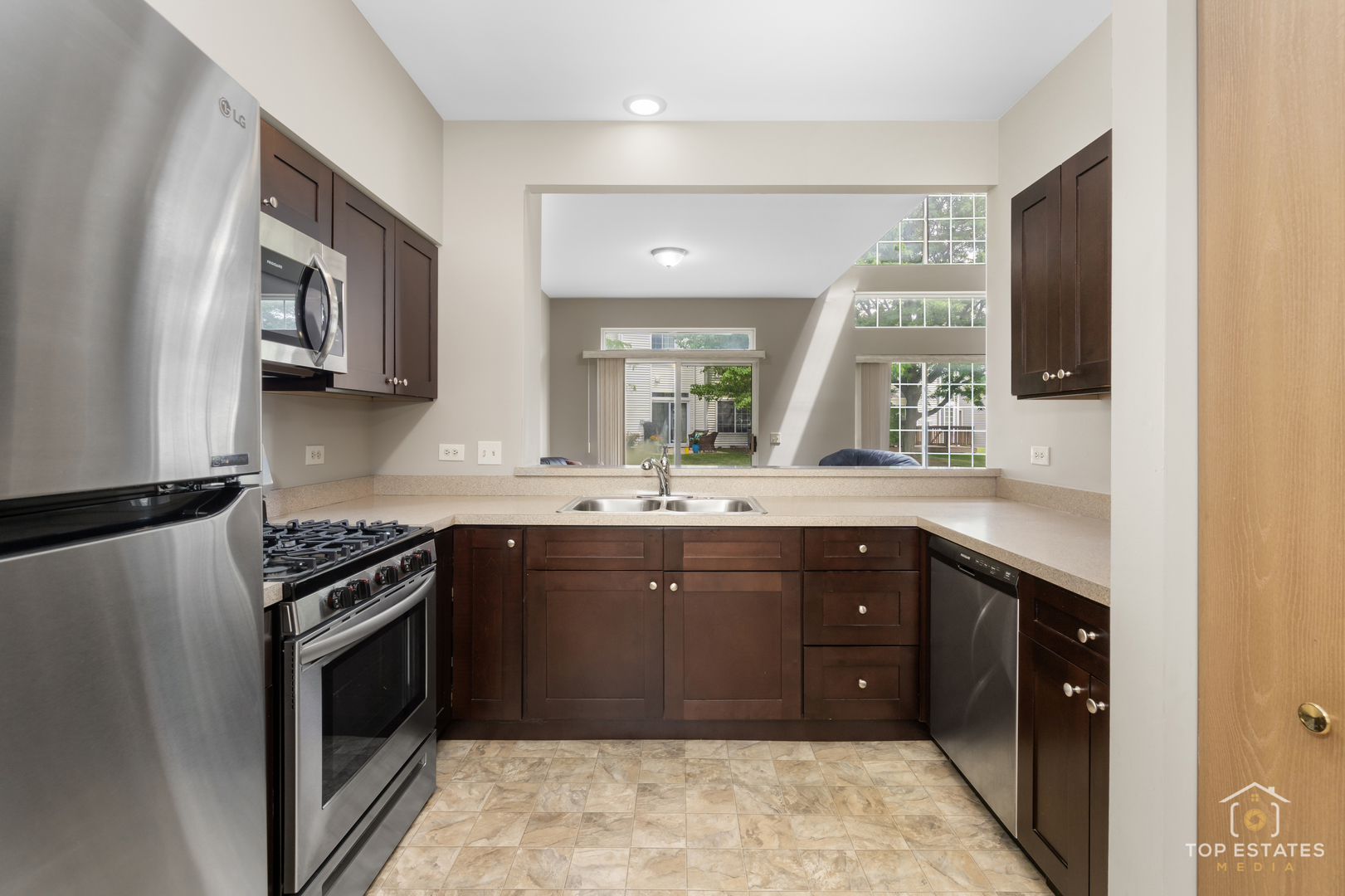 951 Viewpoint Drive, Unit 951 Lake In The Hills, IL 60156 - Photo 8 of 21