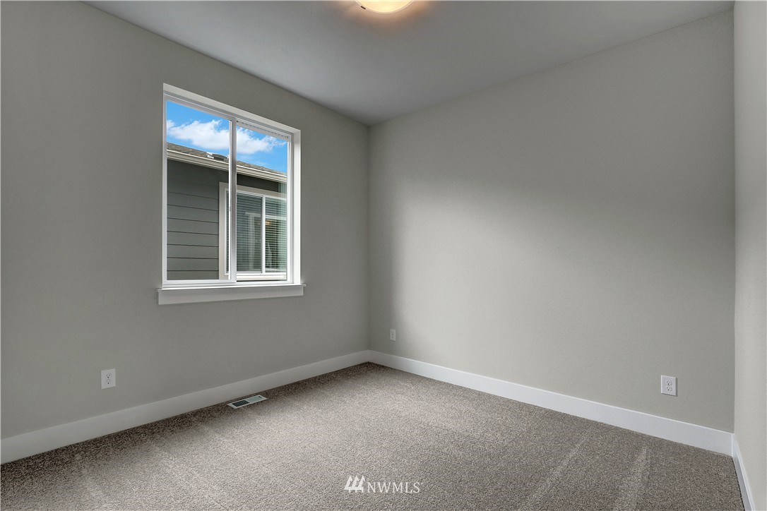 270 Graham Avenue Southeast Renton, WA 98059 - Photo 16 of 17 an empty room with a window